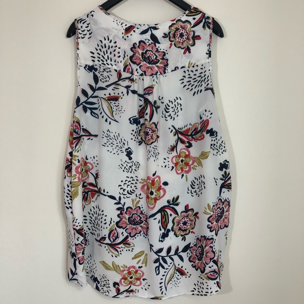 SOLD ❤️ CHELSEA & THEODORE White Floral Tank Top - Picture 2 of 2